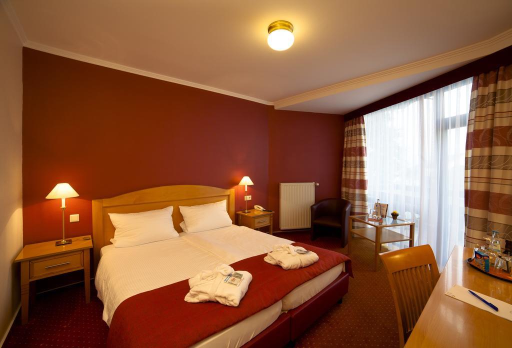 Hotel Zur Post Waldbreitbach Стая снимка